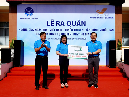 Lãnh đạo Vietcombank trao biểu trưng số tiền ủng hộ cho lãnh đạo BHXH tỉnh Tiền Giang.