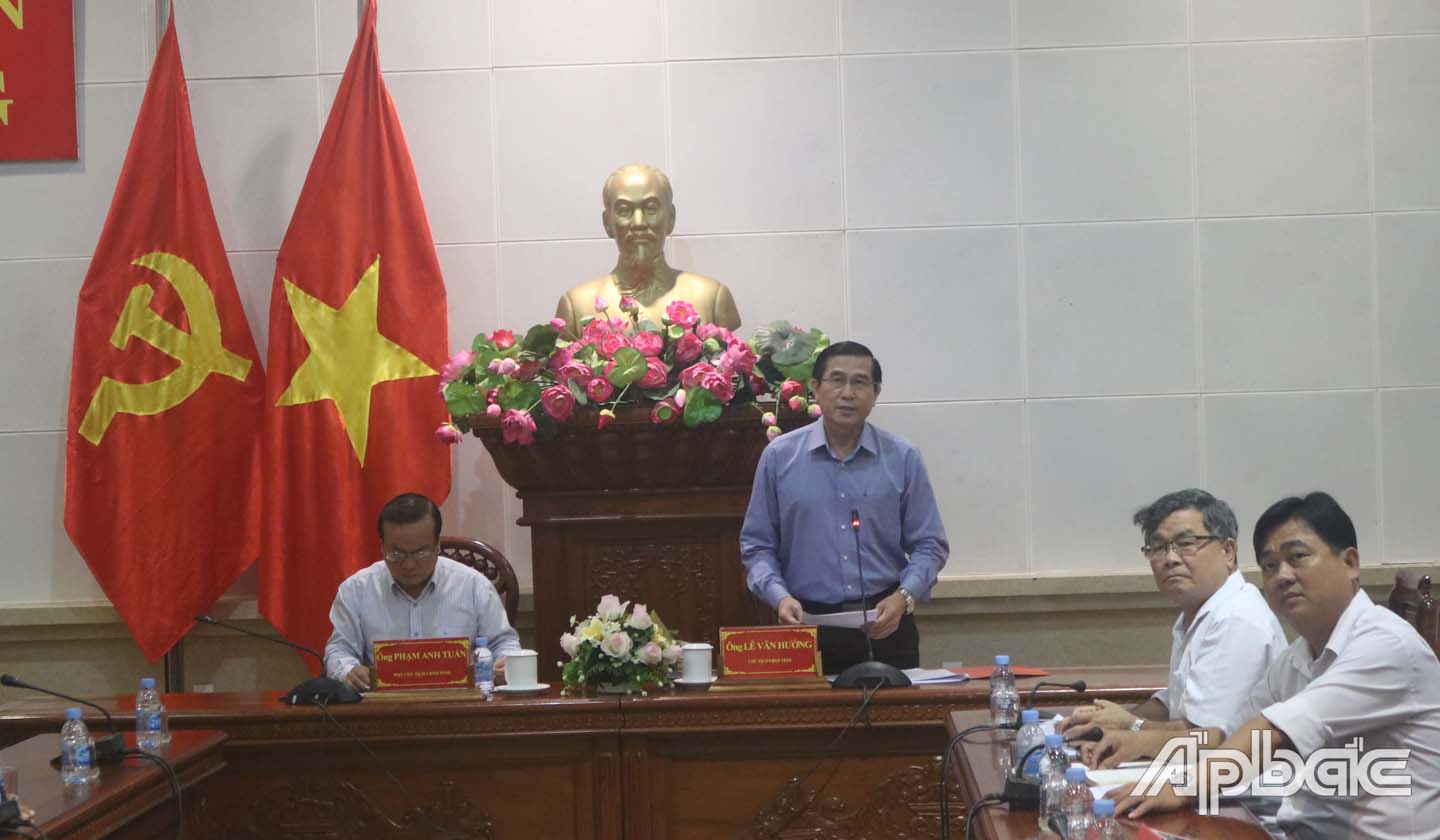 Đồng chí Lê Văn Hưởng phát biểu tham luận ở điểm cầu Tiền Giang.