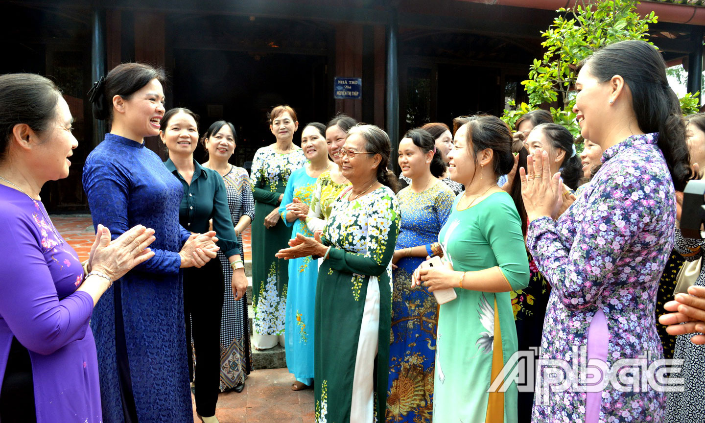 Chủ tịch Hội LHPN Viêt Nam (đứng thứ hai bên trái) thăm hỏi cán bộ Hội LHPN tỉnh Tiền Giang.