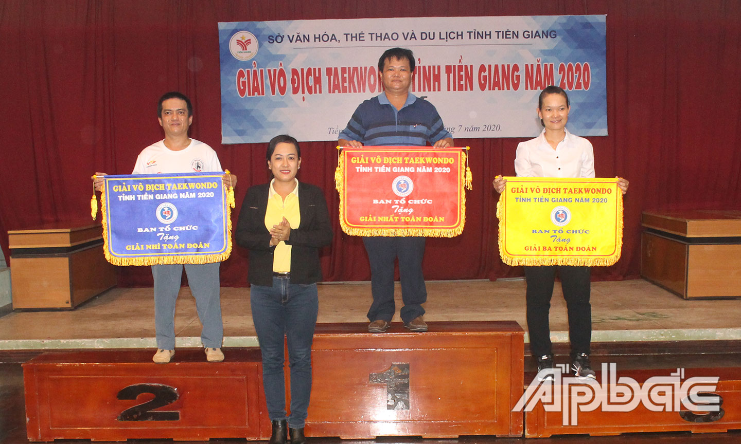 Phó Giám đốc Sở Văn hóa, Thể thao và Du lịch Nguyễn Thị Kim Chi trao  Cờ toàn đoàn cho 3 đơn vị có thành tích tốt nhất ở Giải Vô địch Taekwondo  tỉnh Tiền Giang năm 2020.