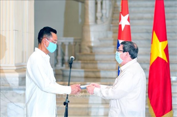 Cuban Minister of Foreign Affairs Bruno Rodríguez Parilla (R) hands over the friendship medal to Vietnamese Ambassador to Cuba Nguyen Trung Thanh (Photo: VNA).