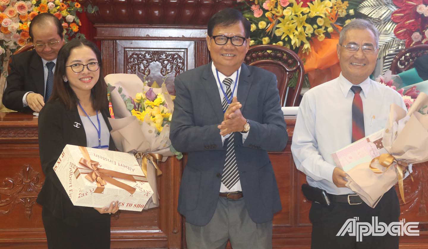 Đồng chí Huỳnh Văn Tính, Phó Chủ tịch Ủy ban MTTQ tỉnh tặng quà tri ân các Ủy viên Ban Chấp hành Hội khóa trước.