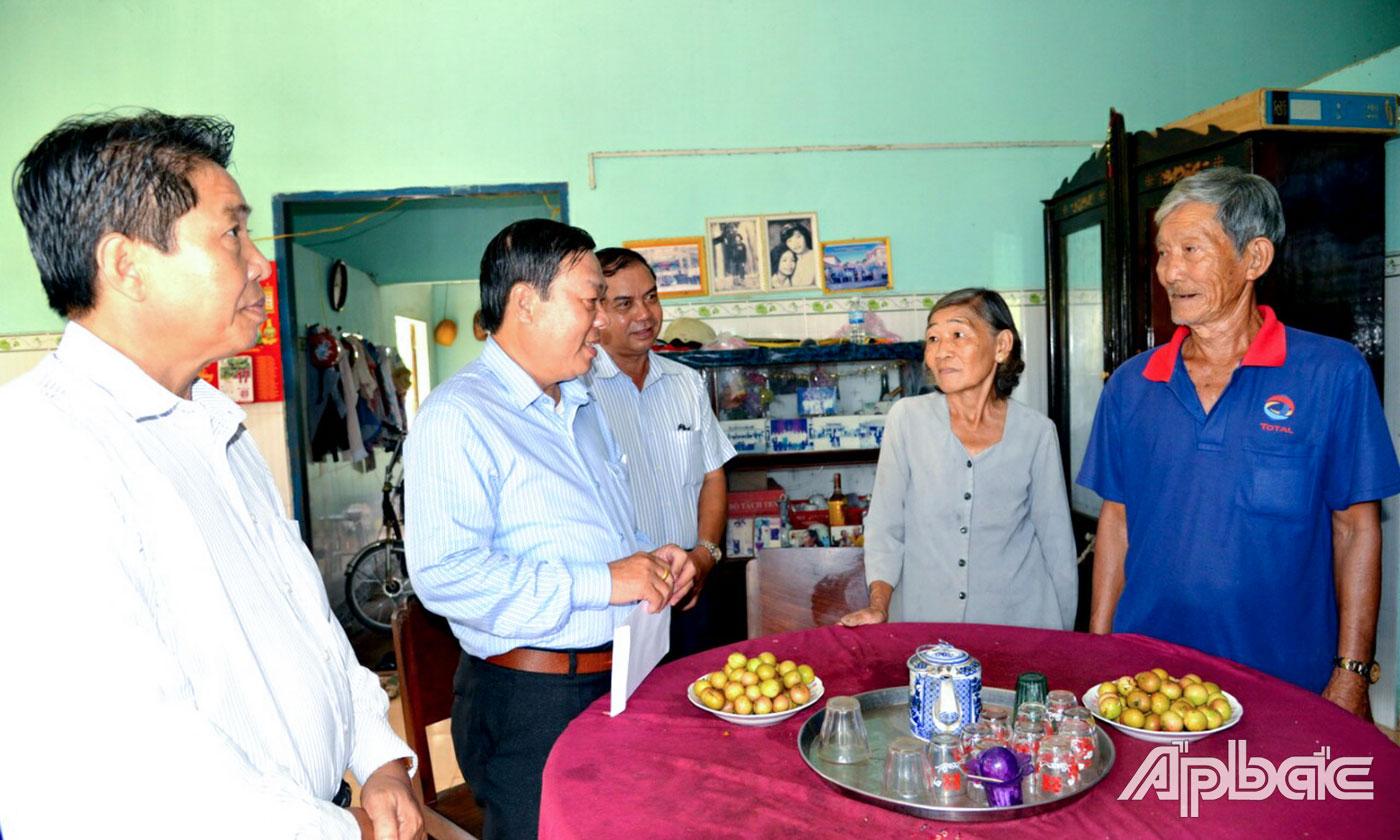 Đồng chí Nguyễn Ngọc Trầm thăm bệnh binh Nguyễn Thị Thanh ở ấp Cả Thu 1, xã Phú Thạnh, huyện Tân Phú Đông.