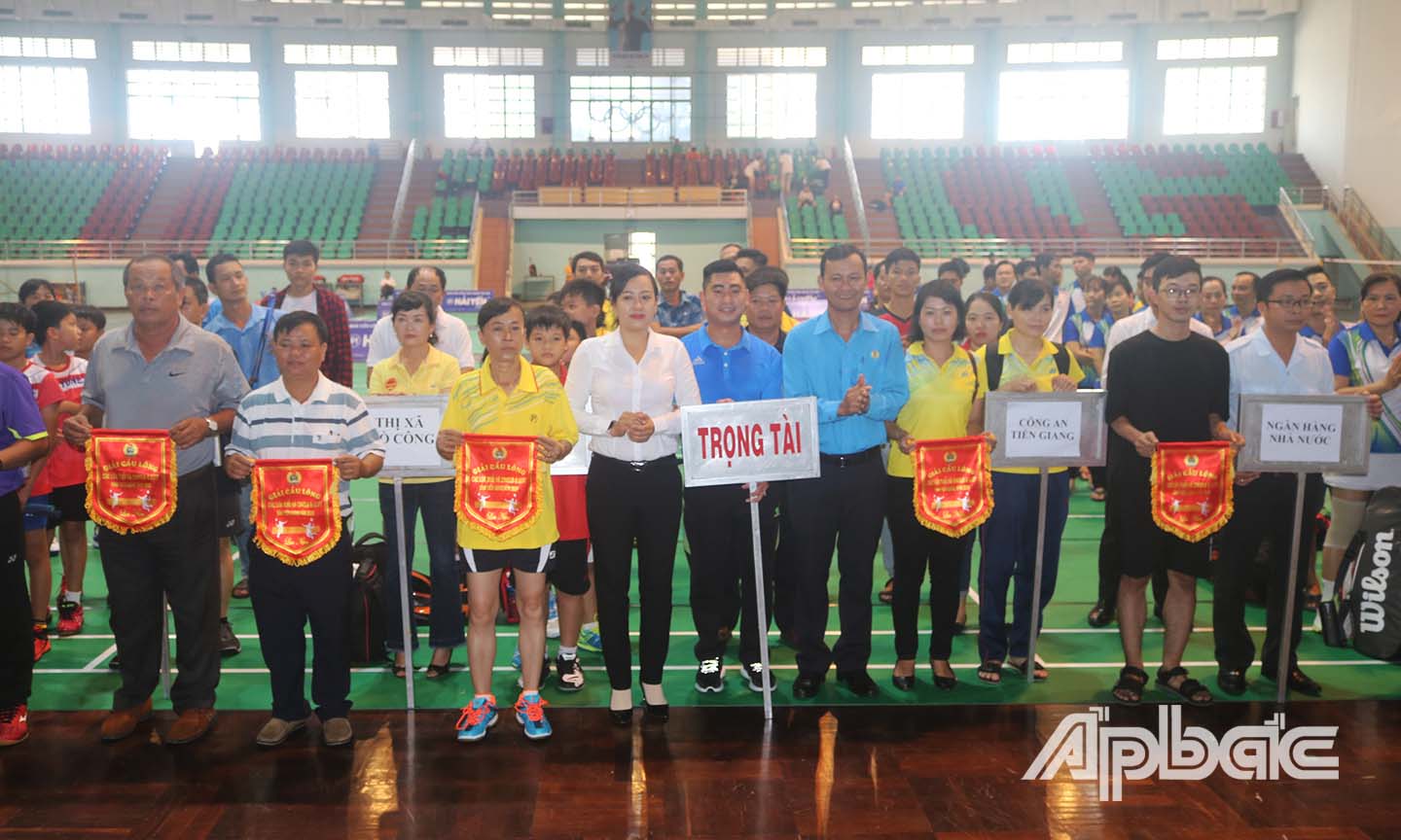 Ban Tổ chức trao cờ lưu niệm cho các đội tham dự giải.