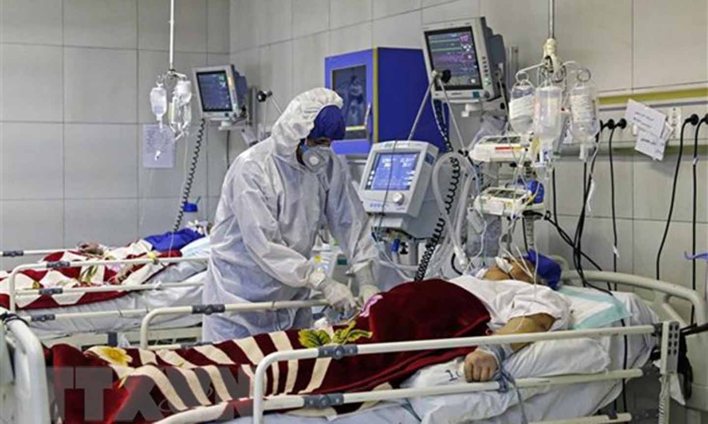 Bệnh nhân nhiễm COVID-19 điều trị tại bệnh viện ở Tehran, Iran. (Nguồn: AFP/TTXVN)