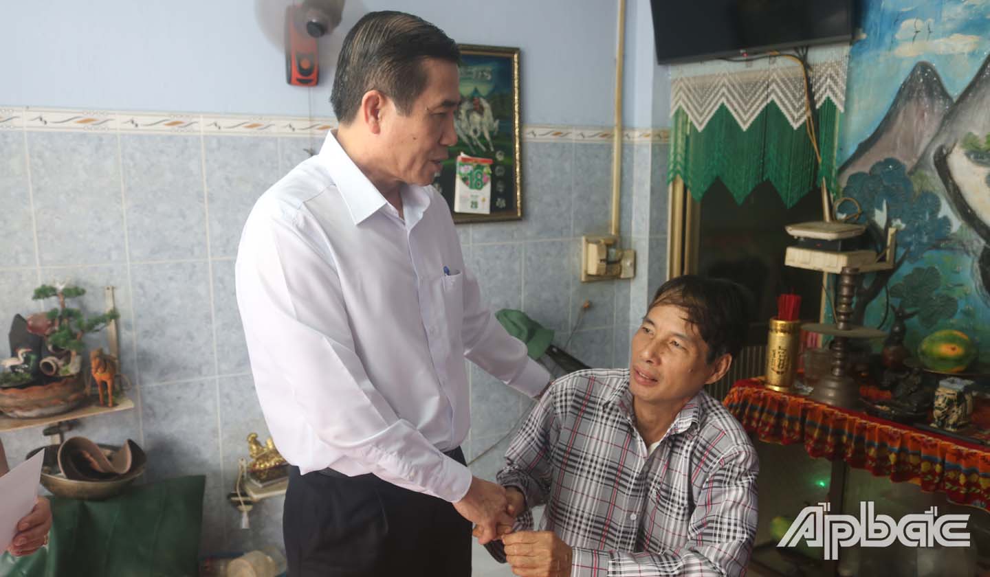 Đồng chí Lê Văn Hưởng thăm và tặng quà ông Nguyễn Văn Thanh (thương binh 98%), khu phố 2, phường 1, Thị xã Gò Công.