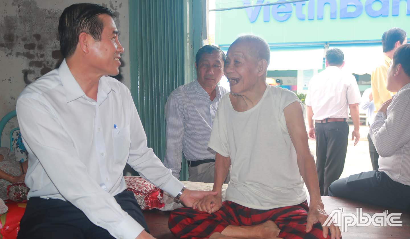 Đồng chí Lê Văn Hưởng thăm và tặng quà ông gia đình ông Nguyễn Văn Nghệ (tù đày) ở khu phố 2, phường 1, Thị xã Gò Công.
