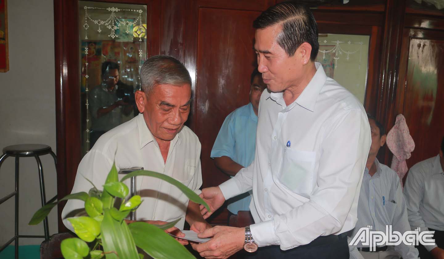 Đồng chí Lê Văn Hưởng thăm và tặng quà gia đình ông Huỳnh Văn  Giác (thương binh 71%) ở khu phó 3, phường 1, Thị xã Gò Công.