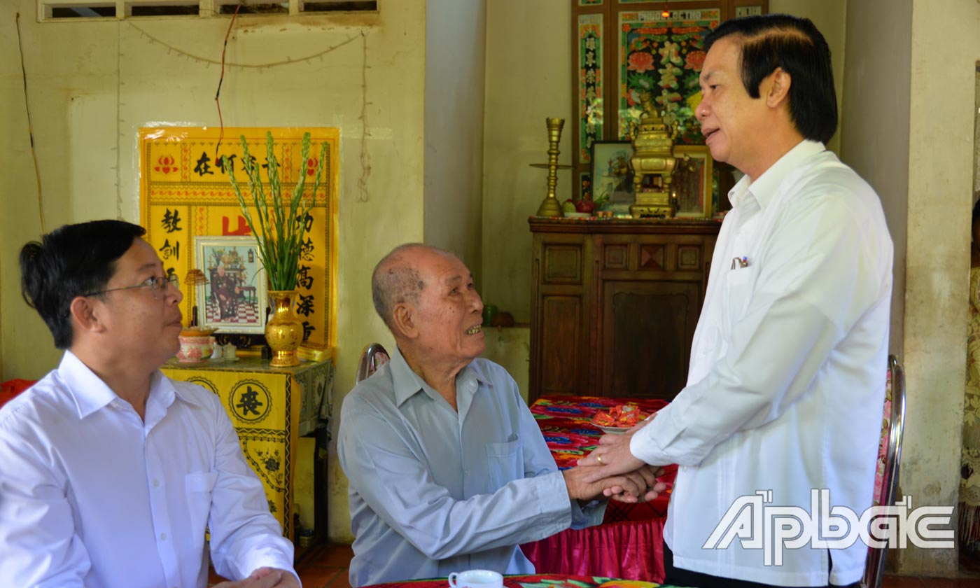 Đồng chí Nguyễn Văn Danh ân cần thăm hỏi, tặng quà Ông Trần Văn Ba (bị bắt tù đày) ở ấp 1, xã An Hữu.