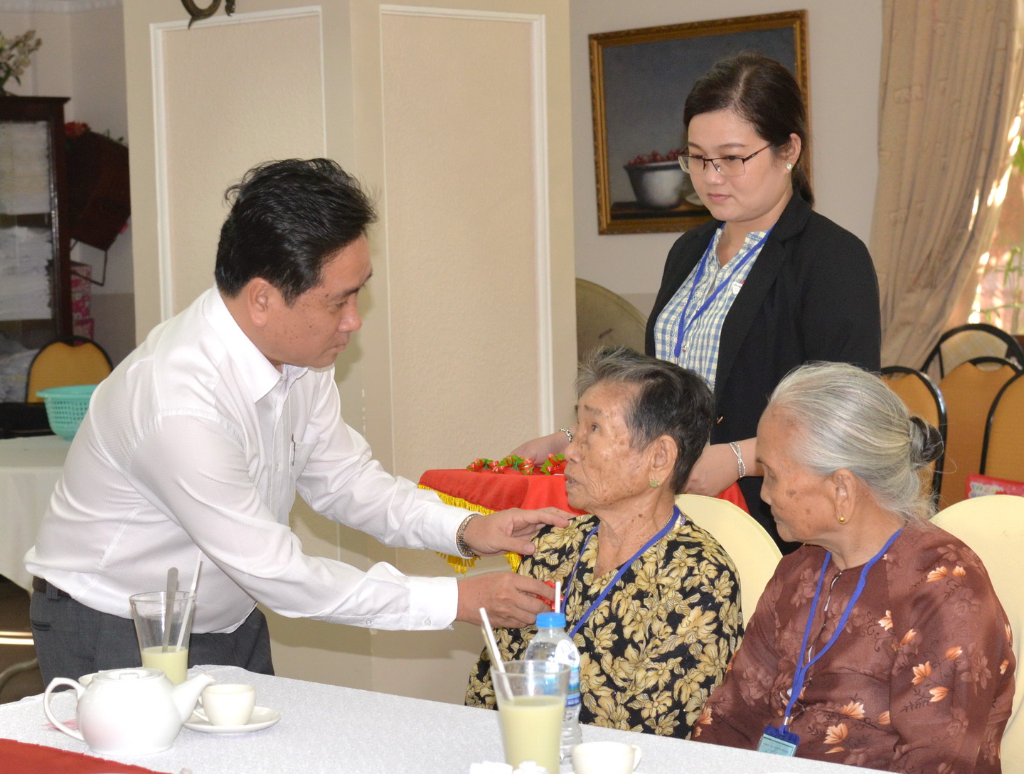 Đồng chí Trần Văn Dũng ân cần thăm hỏi và trao quà của Tỉnh ủy, UBND tỉnh cho các mẹ