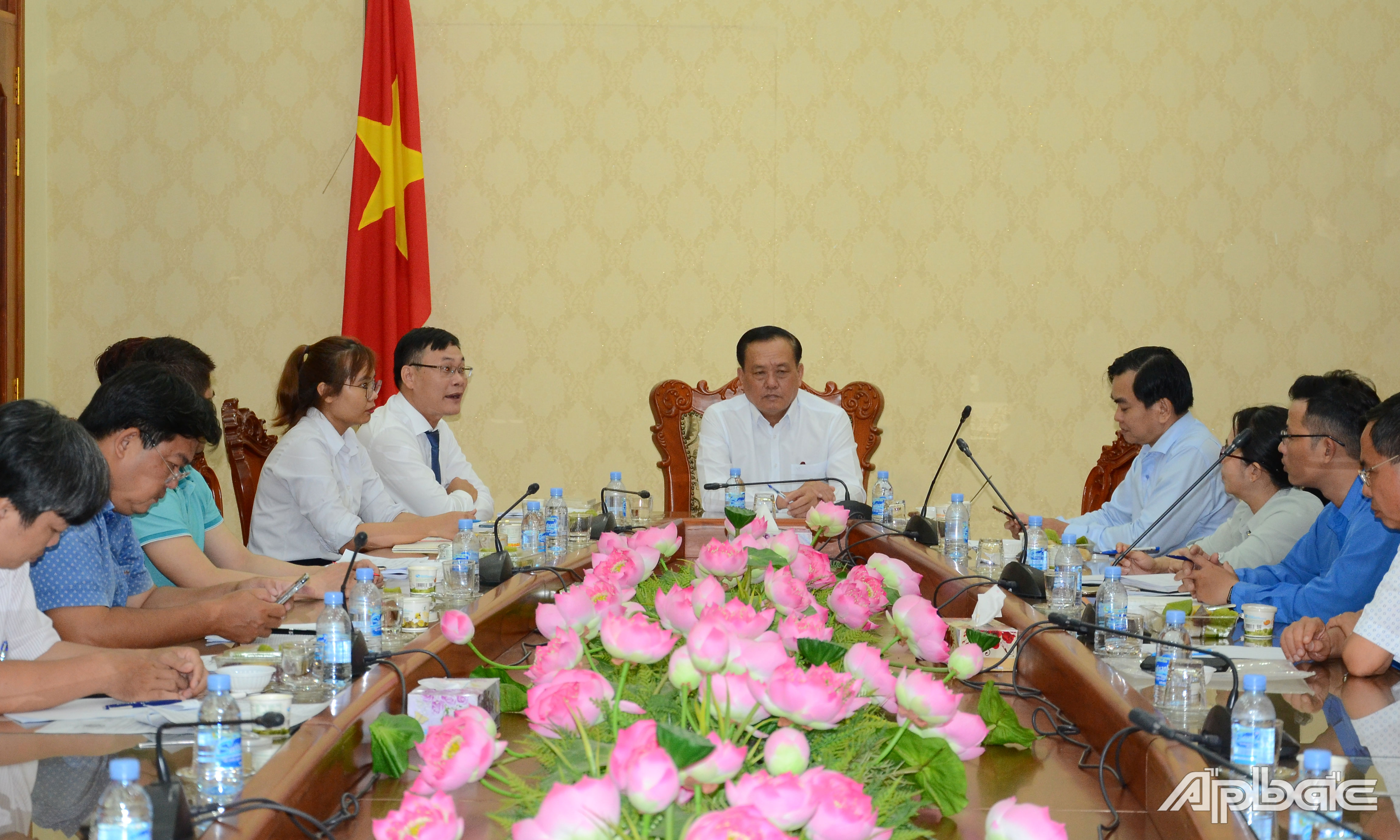 Phó Chủ tịch Thường trực UBND tỉnh Lê Văn Nghĩa phát biểu tại buổi làm việc.