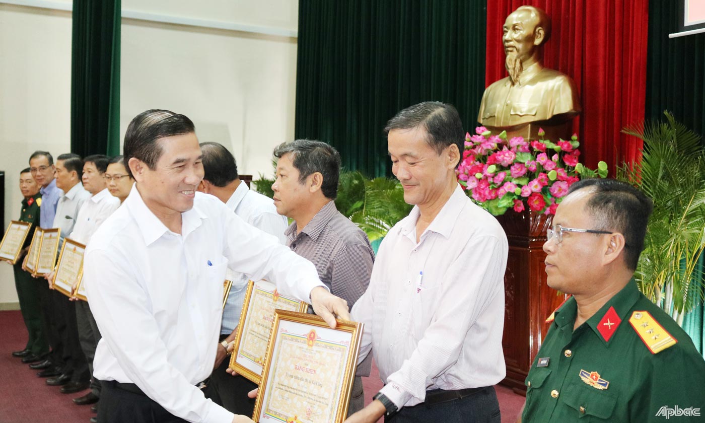 Đồng chí Lê Văn Hưởng Chủ tịch UBND tỉnh trao bằng khen cho các tập thể, các nhân. Ảnh. Thanh Lâm