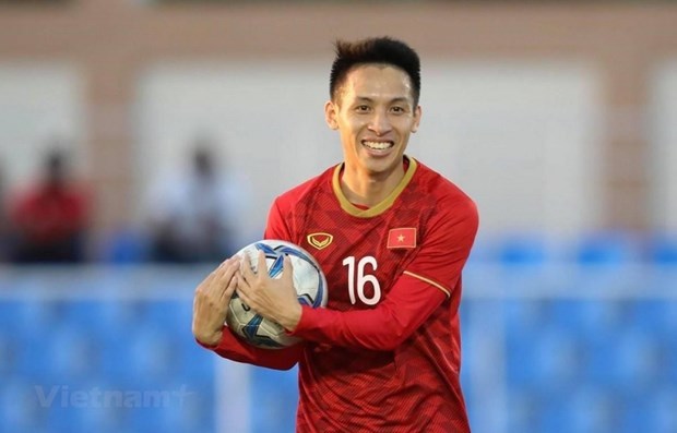 Midfielder Do Hung Dung will represent the Vietnamese football team to make the videos.