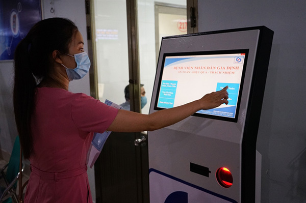 A patient at Gia Dinh People’s Hospital pays her hospital fee via an automatic payment kiosk. — Photo courtesy of the hospital.