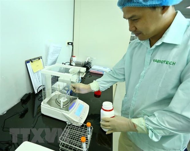 Chuyên gia sử dụng máy đo để bào chế vắc xin. Dự tuyển vắc xin liên tục được đánh giá, điều chỉnh trong suốt quá trình thử nghiệm. (Ảnh: Minh Quyết/TTXVN)