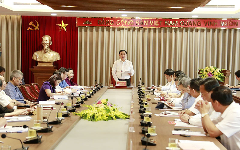  Secretary of the Hanoi Party Committee Vuong Dinh Hue (middle) at the meeting. Photo: Thanh Hai.