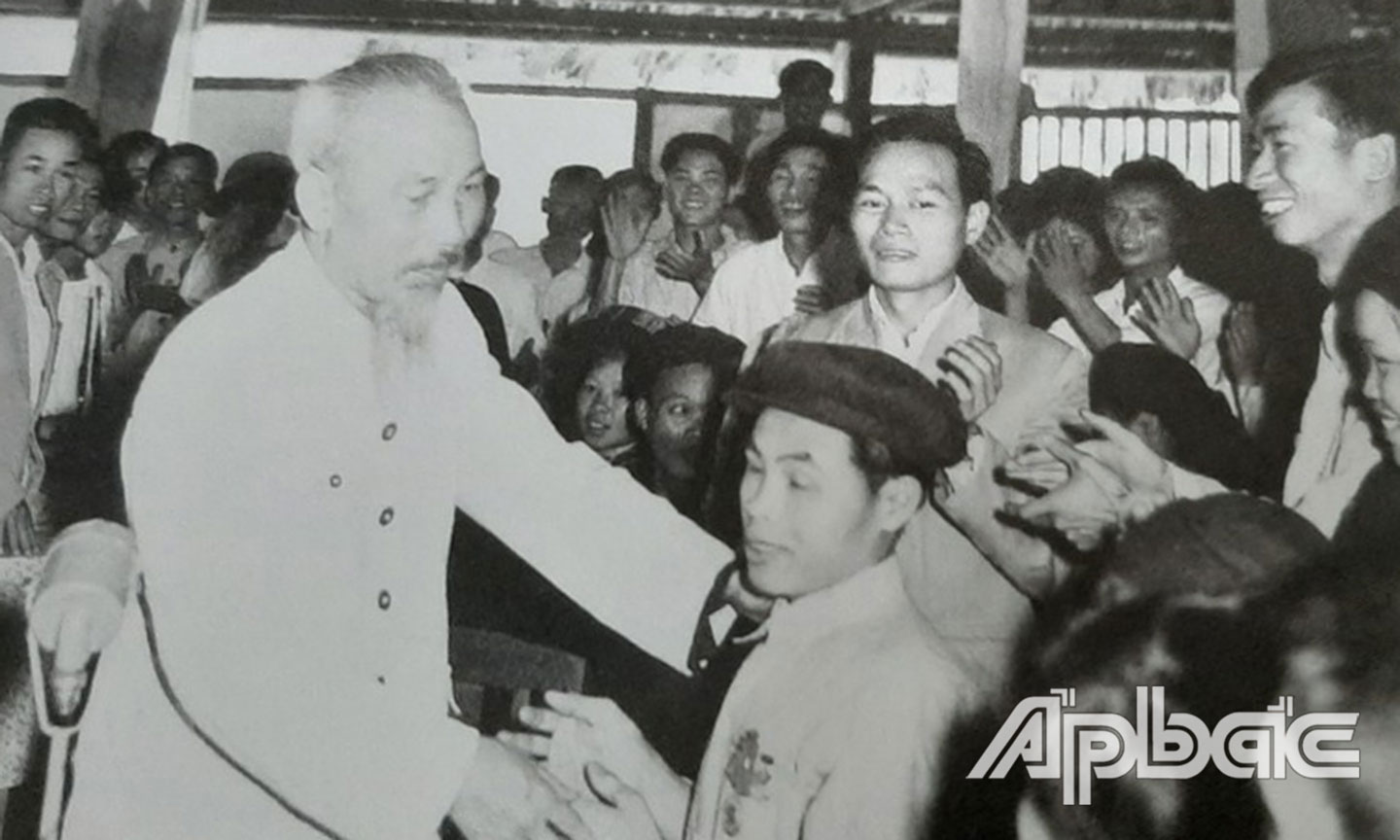 Tại Hội nghị Thanh niên xã hội chủ nghĩa khu Việt Bắc, Bác Hồ thăm hỏi chiến sĩ thi đua Phạm Trung Pồn bị mù cả hai mắt, nhưng có nhiều sáng kiến cải tiến nông cụ năm 1960.                       Ảnh: tư liệu