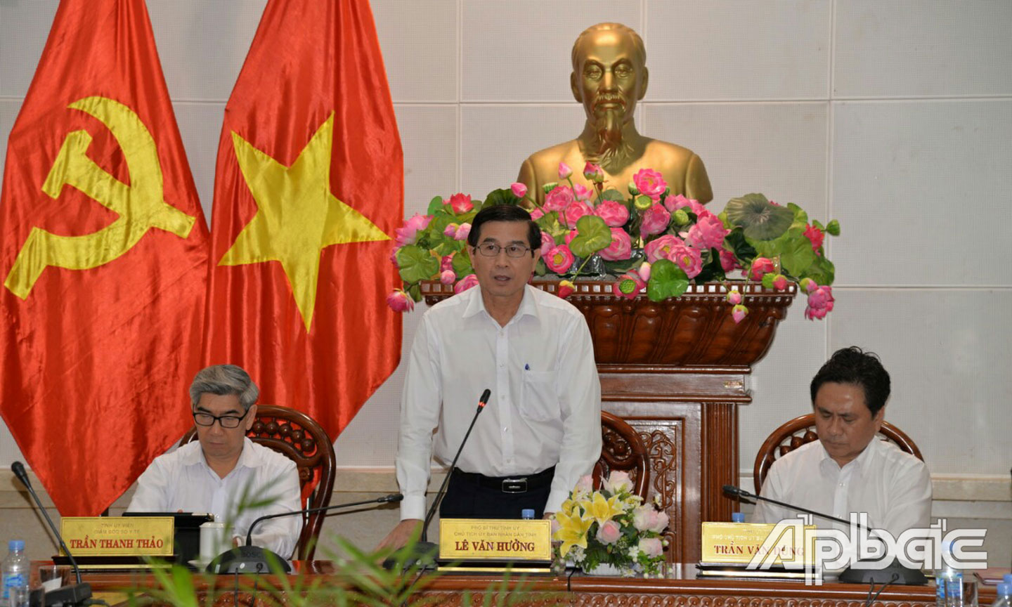 Phát biểu tại cuộc họp, đồng chí Lê Văn Hưởng khuyến cáo người dân đeo khẩu trang nơi đông người.