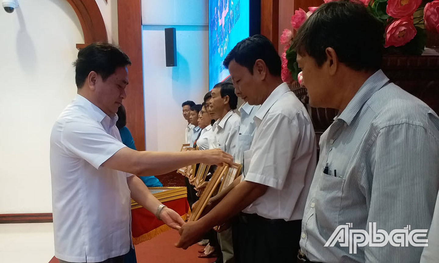 Đồng chí Trần Văn Dũng trao Bằng khen của UBND tỉnh Tiền Giang cho các tập thể, cá nhân.