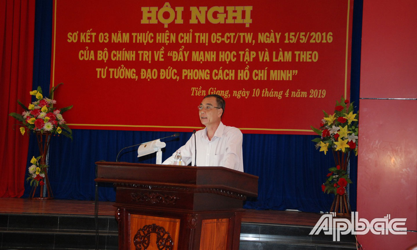 Đồng chí Nguyễn Thanh Hiền, Phó Trưởng ban Thường trực Ban Tuyên giáo Tỉnh uỷ  phát biểu tại Hội nghị sơ kết 03 năm thực hiện Chỉ thị 05-CT/TW của Bộ Chính trị