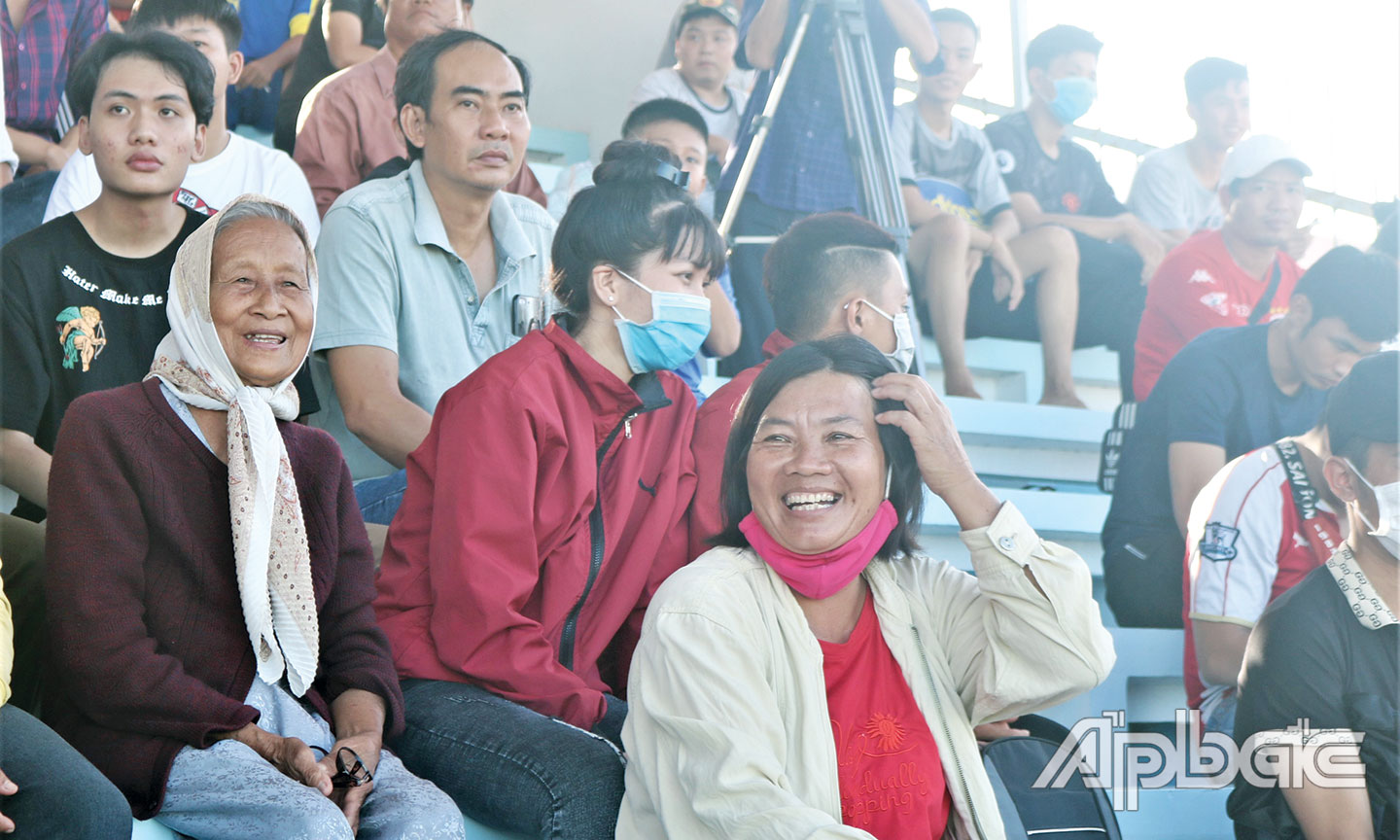  Bà Lê Thị Hồng Vân (bìa trái) đến sân cổ vũ Đội Bóng đá Tiền Giang và cháu Nguyễn Hữu Hồng Thương thi đấu.