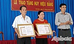Trao Huy hiệu 40 năm và 55 năm tuổi Đảng cho đảng viên