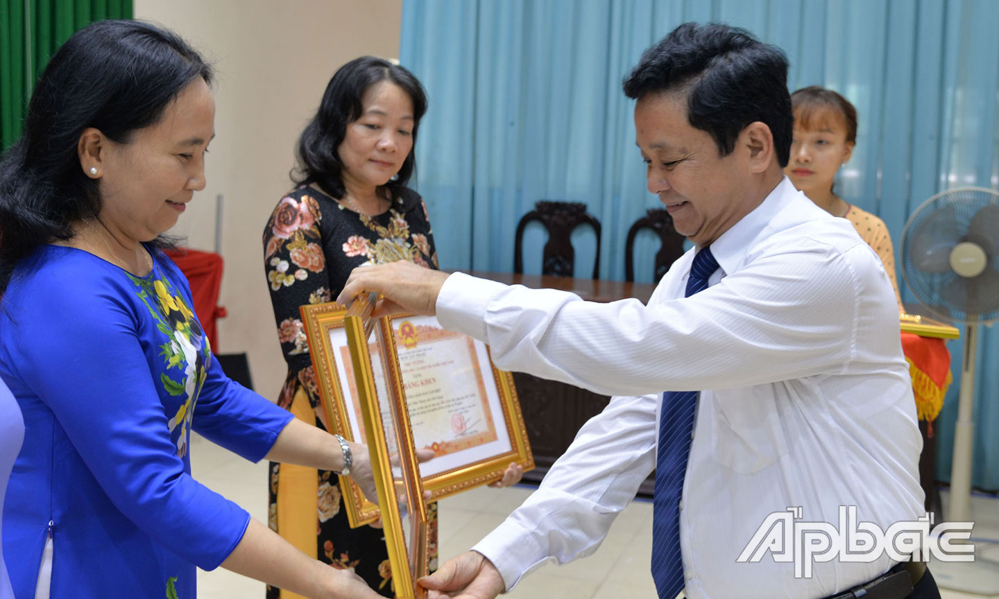 Đồng chí  Trương Minh Tới trao Bằng khen  của Thủ tướng  Chính phủ cho các cá nhân, tập thể  tại Hội nghị  tổng kết năm học  2018 - 2019.