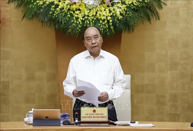 Prime Minister Nguyen Xuan Phuc speaks at the meeting.