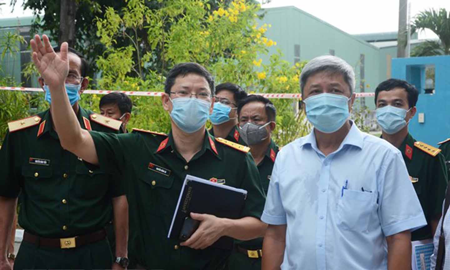 Thứ trưởng Bộ Y tế Nguyễn Trường Sơn (phải) kiểm tra các khu cách ly, tiếp nhận bệnh nhân tại bệnh viện Quân Y 17. (Ảnh: Văn Dũng/TTXVN)