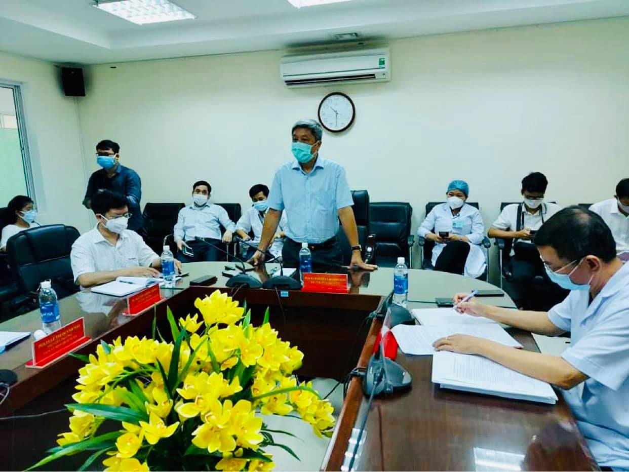 Thứ trưởng Nguyễn Trường Sơn kiểm tra thực hiện quy trình phòng, chống dịch COVID-19 tại Bệnh viện 199, Bộ Công an. Ảnh: VGP/Anh Văn