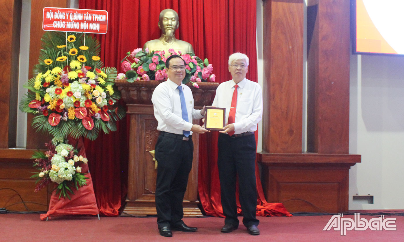 Phó Chủ Tịch Trung ương Hội CTĐ Việt Nam Vũ Thanh Lưu trao tặng 