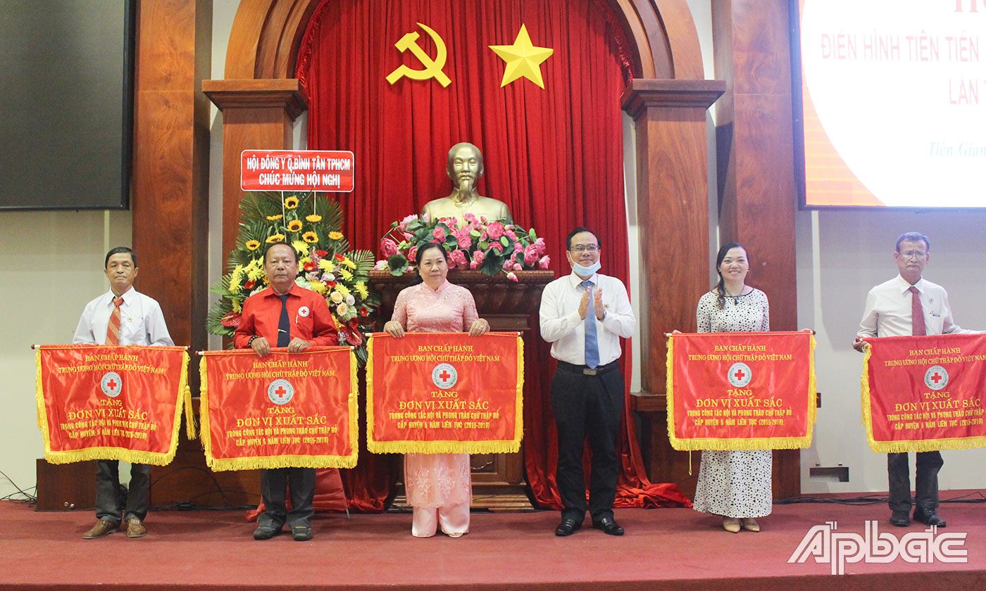 Đại diện các tập thể nhận Cờ thi đua của Trung ương Hội Chữ thập đỏ Việt Nam.