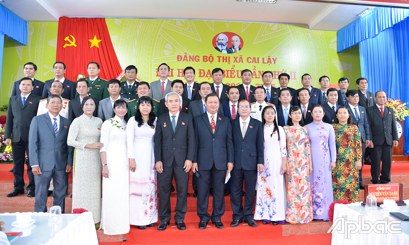 Ban Chấp hành Đảng bộ thị xã Cai Lậy nhiệm kỳ mới ra mắt Đại hội.
