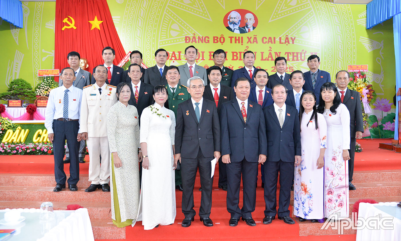 Đoàn đại biểu dự Đại hội Đại biểu Đảng bộ tỉnh Tiền Giang lần thứ XI, nhiệm kỳ 2020 - 2025 ra mắt Đại hội.