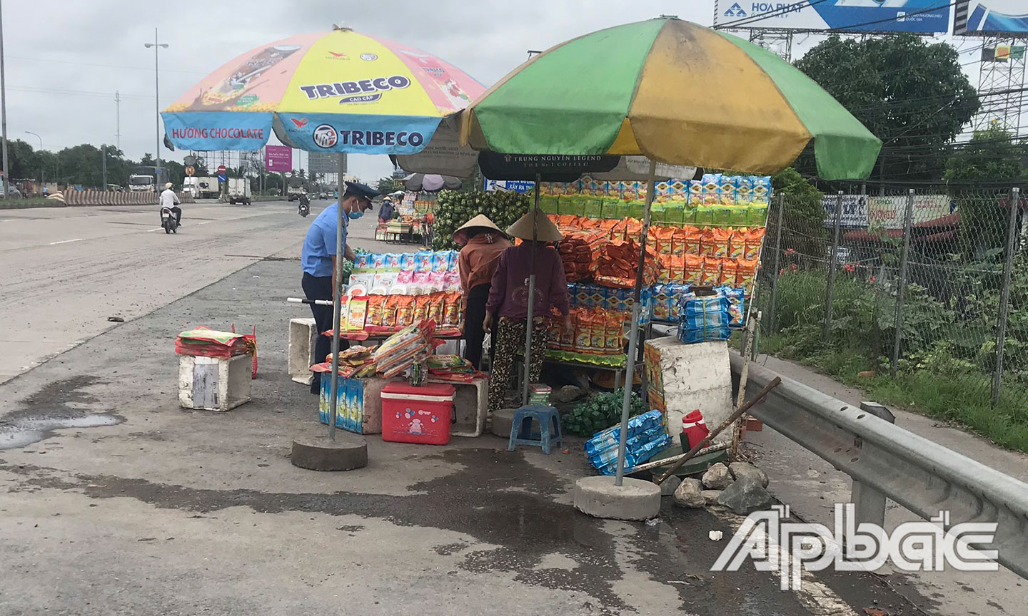 Đoàn liên ngành tuyên truyền, hỗ trợ dọn dẹp không cho buôn bán tại vị trí đường dẫn cầu Mỹ Thuận.