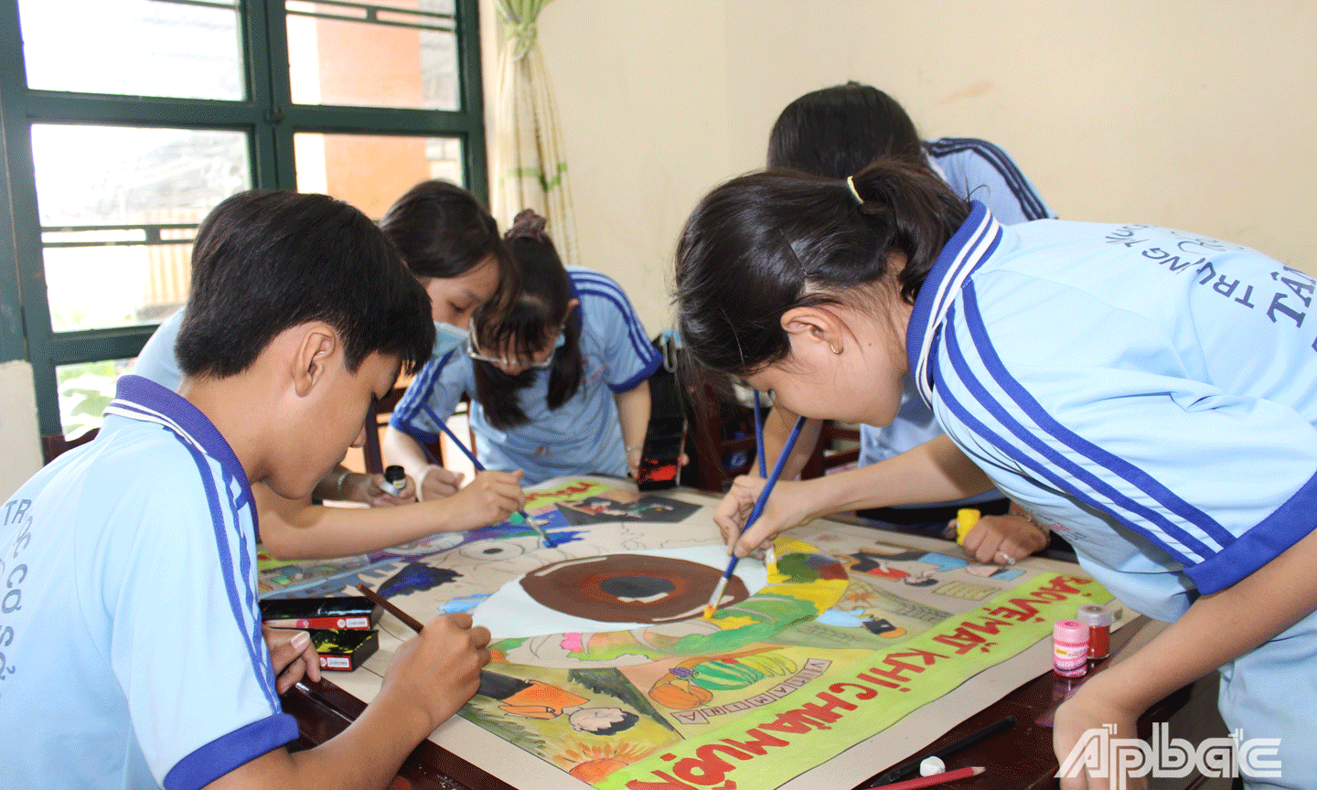 Học sinh tham gia hội thi vẽ tranh.