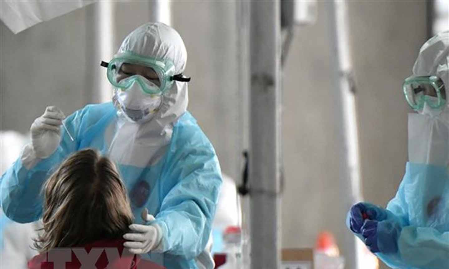 Nhân viên y tế lấy mẫu xét nghiệm COVID-19 tại Incheon, Hàn Quốc. (Ảnh: AFP/TTXVN)