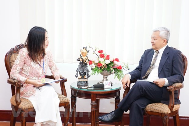 Indonesian Ambassador to Vietnam Ibnu Hadi (R) (Photo: VNA).