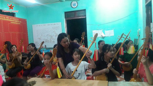 Artist Ha Mai Ven opens classes to teach Sli songs to younger generation.