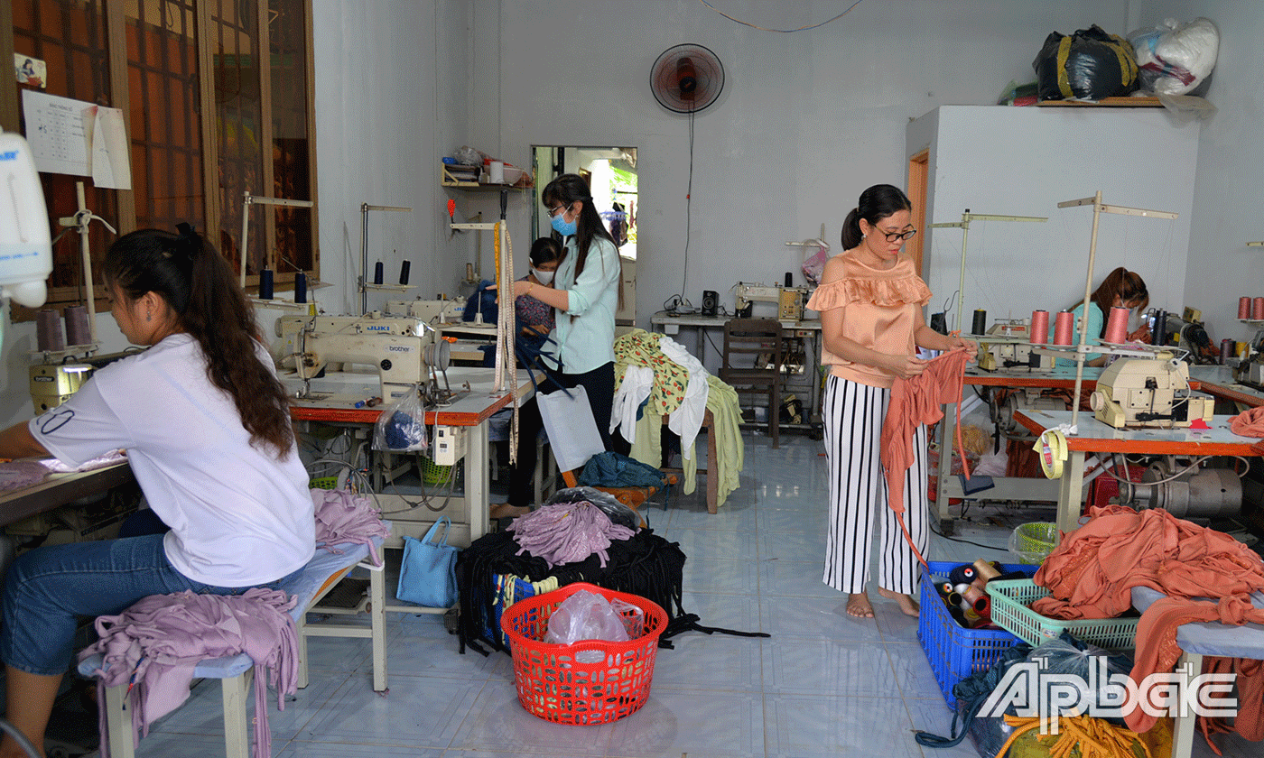 Tổ hợp may gia công của chị Mai Thị Huế.