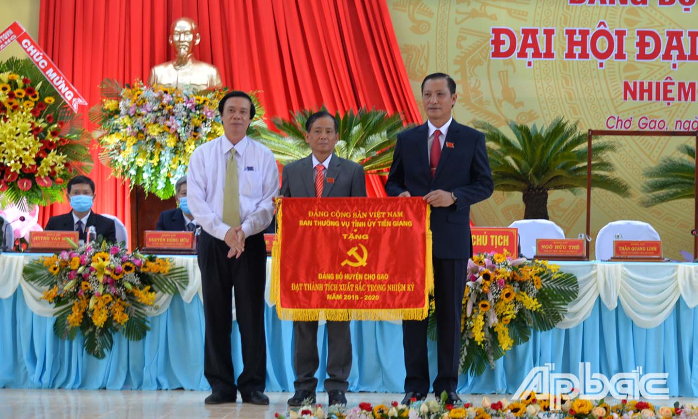 Đồng chí Nguyễn Văn Danh trao cờ thi đua đạt thành tích xuất sắc nhiệm kỳ 2015 - 2020 của Ban Thường vụ Tỉnh ủy cho Đảng bộ huyện Chợ Gạo.
