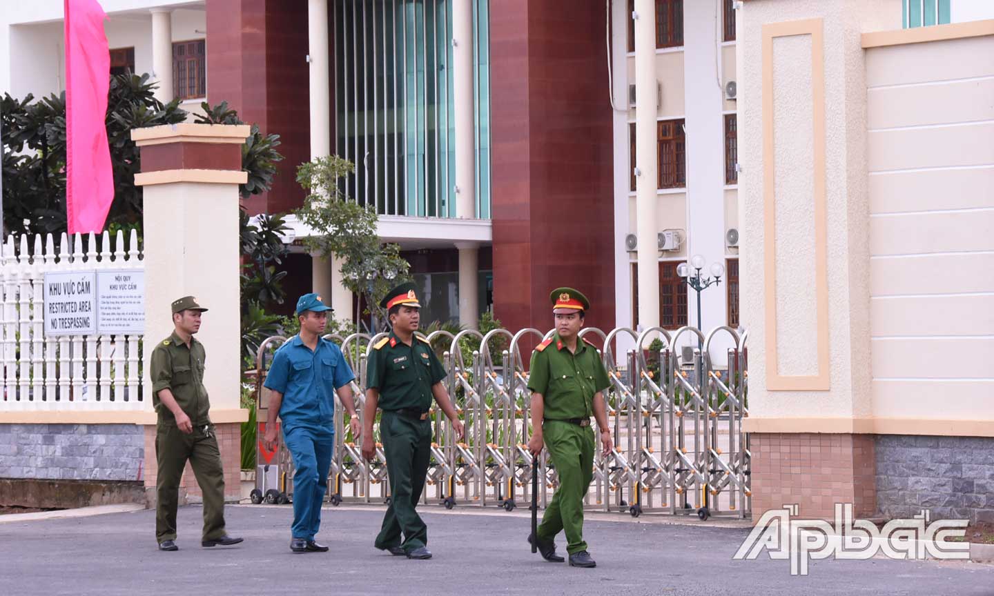 Lực lượng Công an thực hiện nhiệm vụ bảo vệ Đại hội Đảng bộ  huyện Tân Phú Đông. 	Ảnh: HỒNG PHƯỢNG