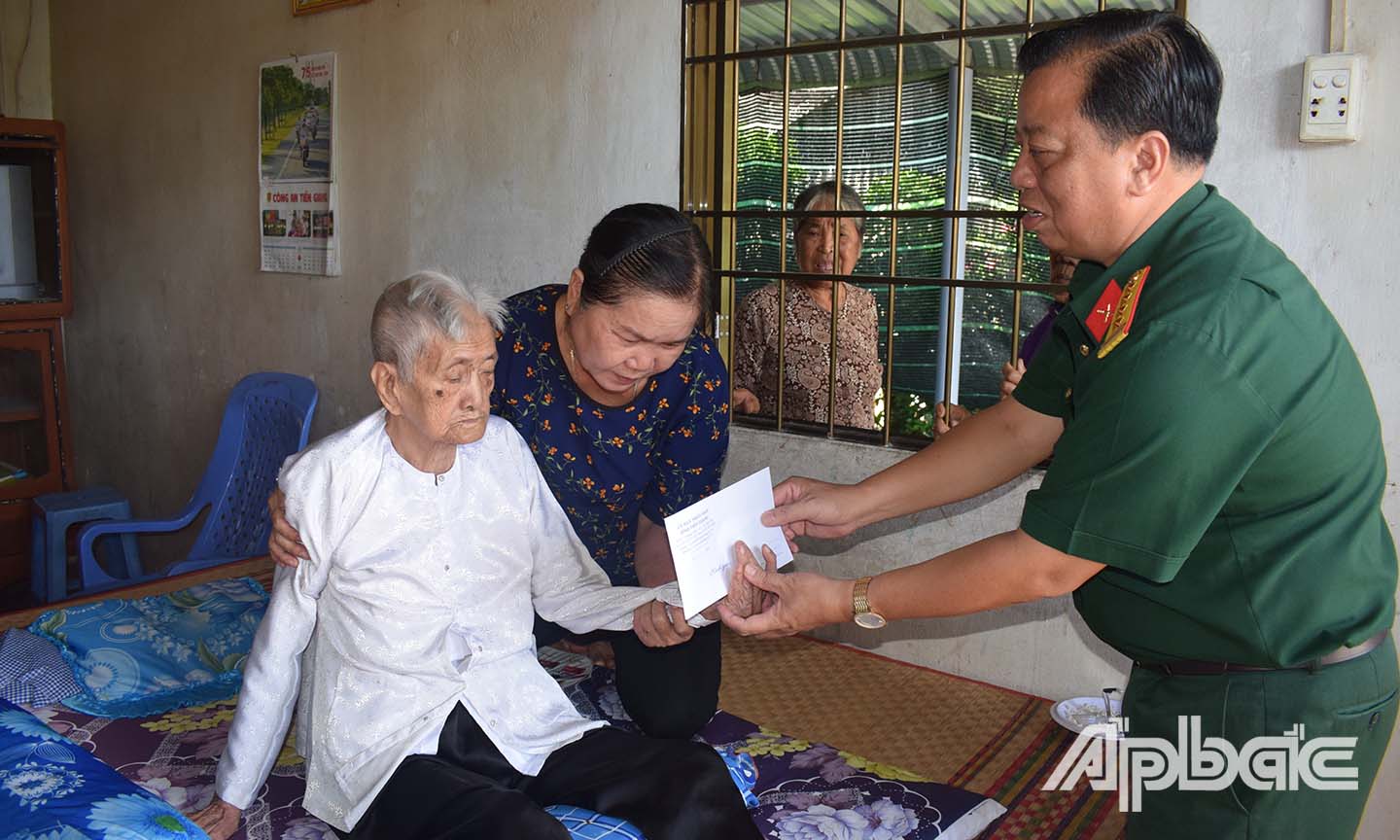 Đoàn thăm và tặng quà cho gia đình Mẹ Việt Nam Anh hùng.