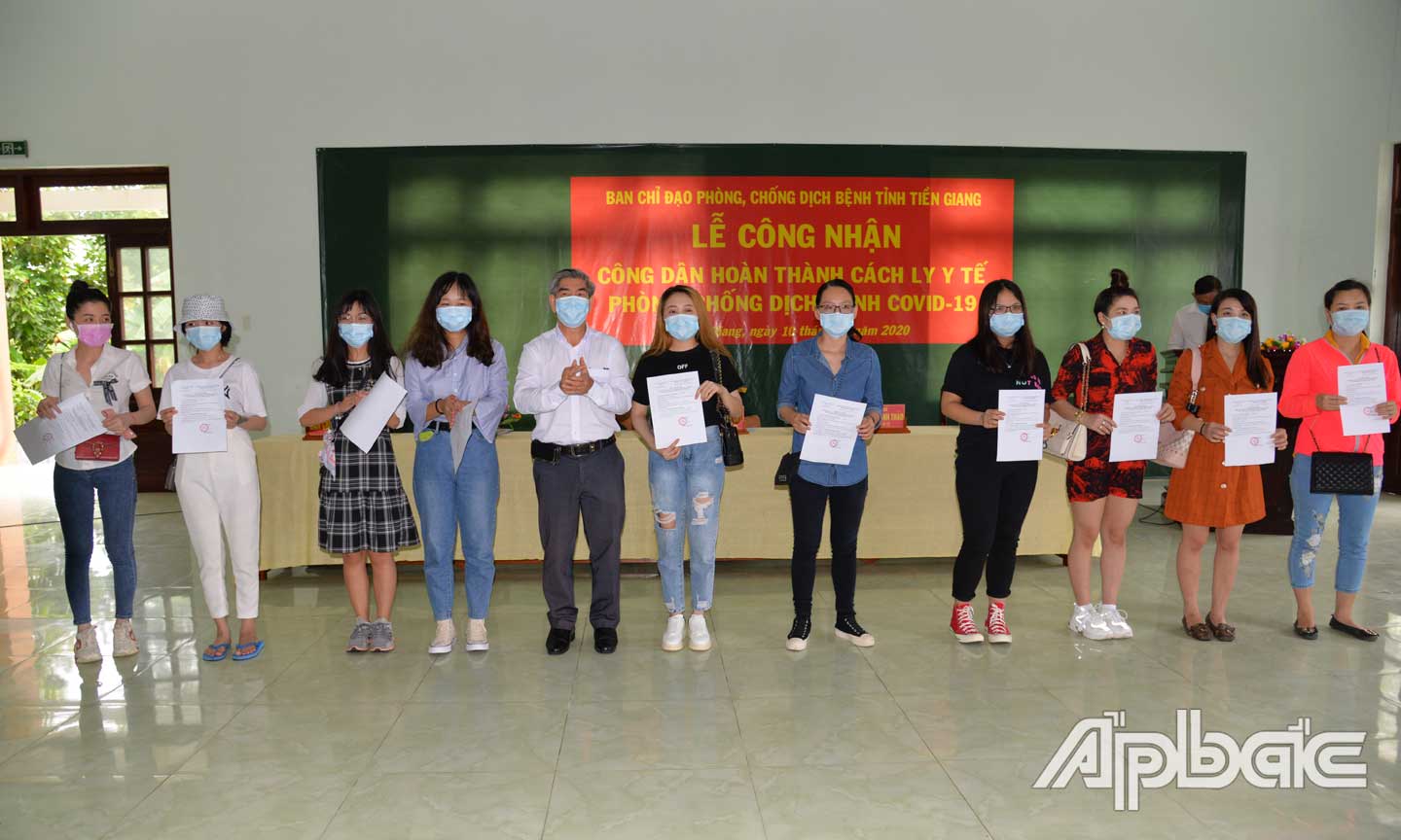 BS CKII Trần Thanh Thảo, Giám đốc Sở Y tế, Phó Trưởng Ban Chỉ đạo phòng, chống dịch bệnh Covid-19 tỉnh Tiền Giang trao  chứng nhận hoàn thành cách ly y tế cho công dân.