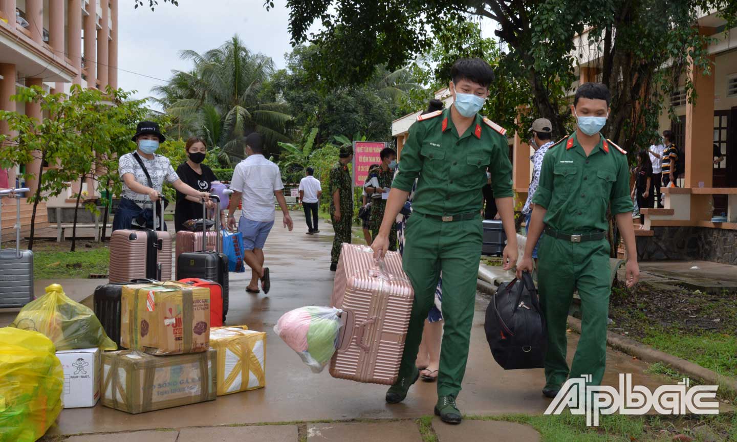 Các chiến sĩ quân đội hỗ trợ công dân vận chuyển hành lý để trở về nhà.