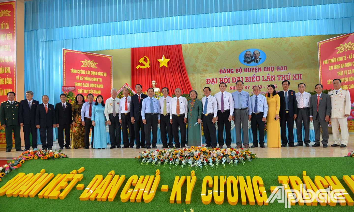 Lãnh đạo, nguyên lãnh đạo tỉnh chụp ảnh lưu niệm cùng Đoàn Chủ tịch Đại hội.