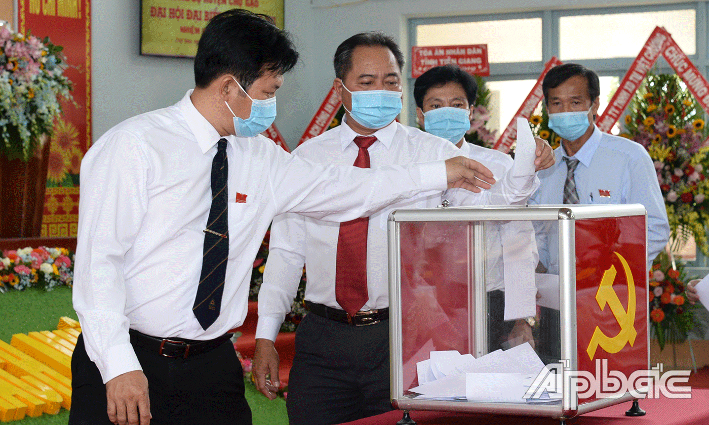 Đại biểu tiến hành bầu Ban Chấp hành Đảng bộ huyện Chợ Gạo nhiệm kỳ mới.