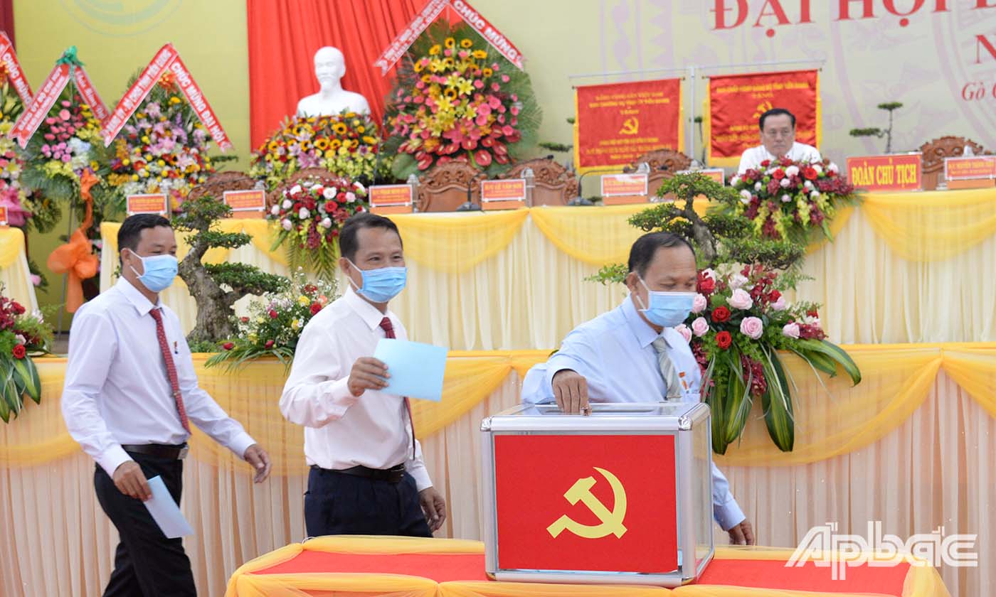 Các đại biểu bỏ phiếu bầu Ban Chấp hành Đảng bộ huyện Gò Công Đông nhiệm kỳ 2020 - 2025.
