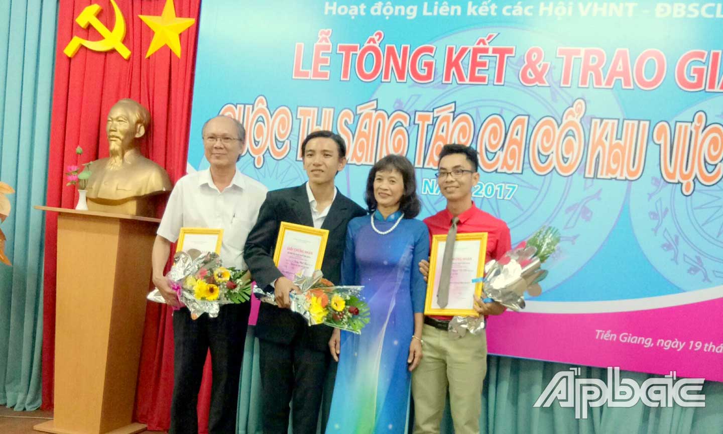 Các tác giả đoạt giải trong Cuộc thi Sáng tác lời mới bài vọng cổ ĐBSCL  năm 2017 do Tiền Giang đăng cai tổ chức. 