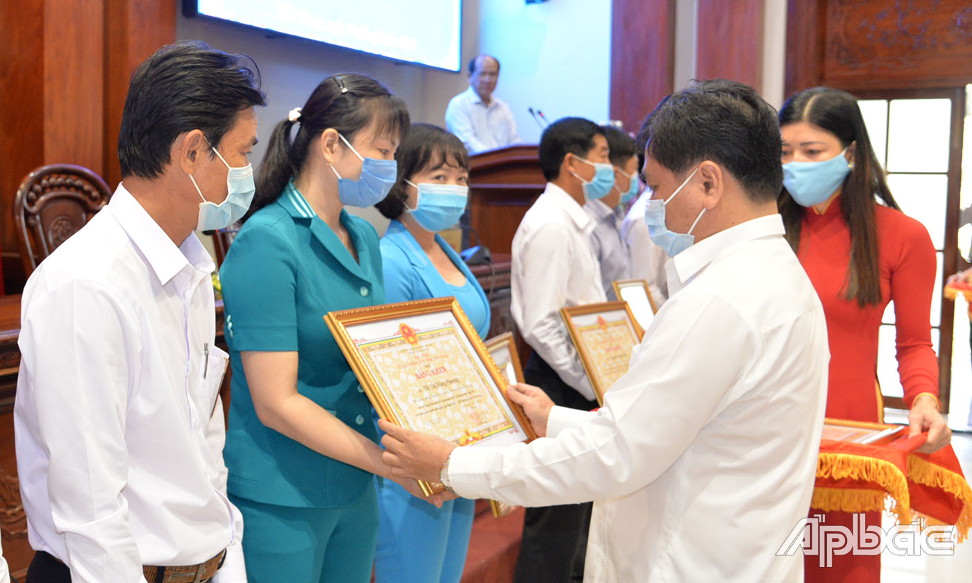 Đồng chí Trần Văn Dũng, Tỉnh ủy viên, Phó Chủ tịch UBND tỉnh trao Bằng khen UBND tỉnh cho các cá nhân có thành tích xuất sắc.